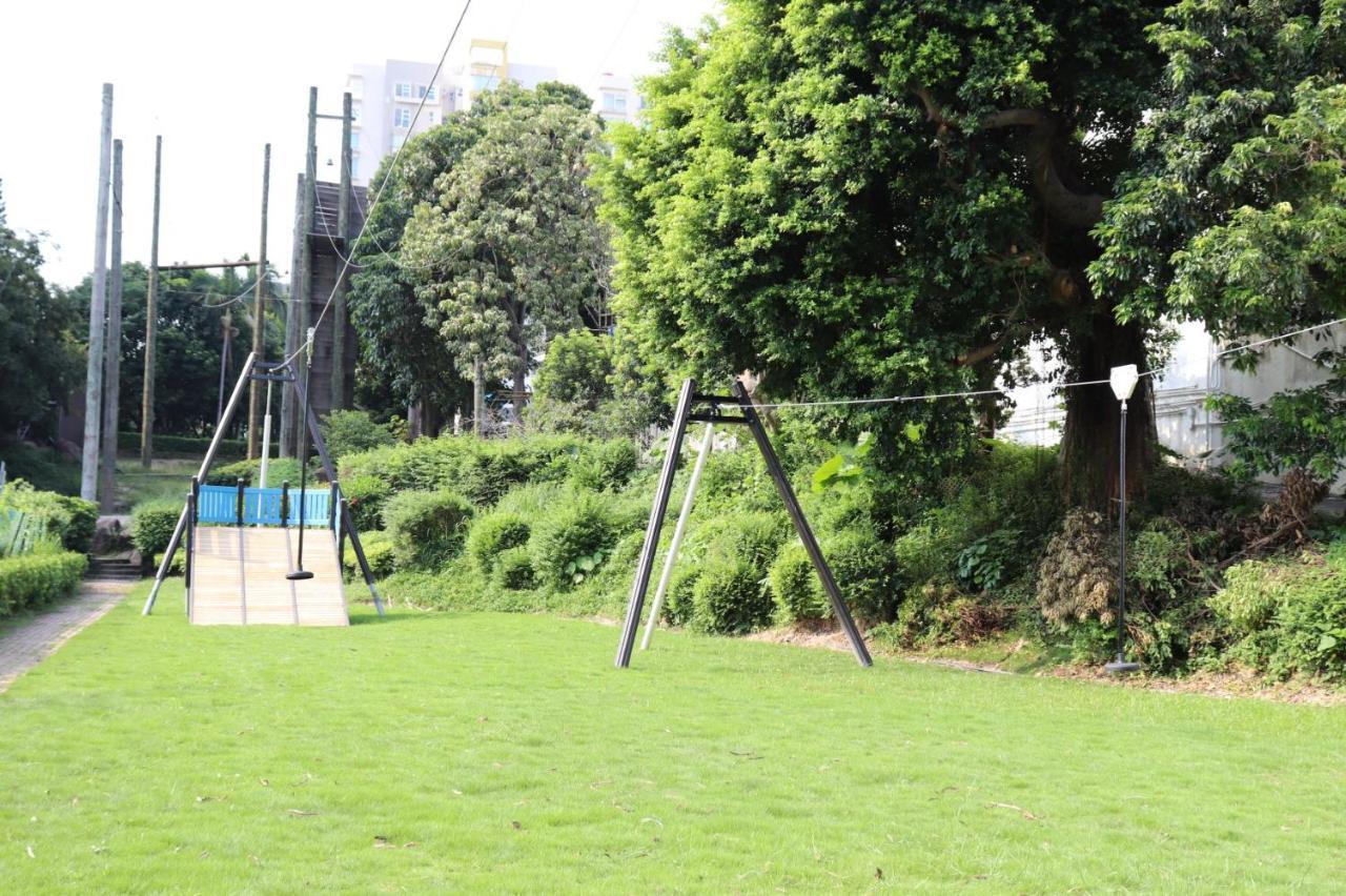 홍콩 골드 코스트 호텔 외부 사진 The old goalposts at the former stadium