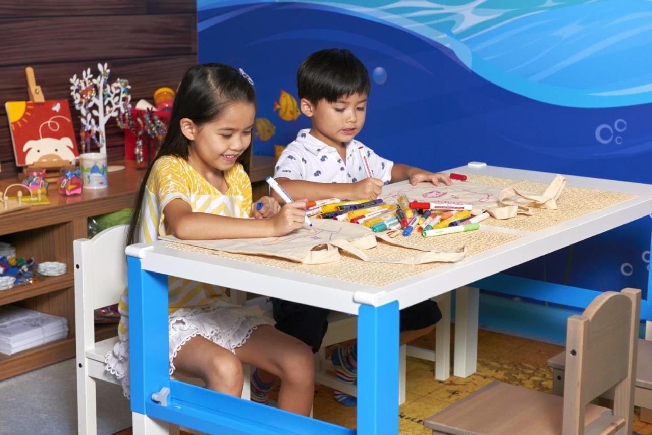 홍콩 골드 코스트 호텔 외부 사진 Children playing with toys