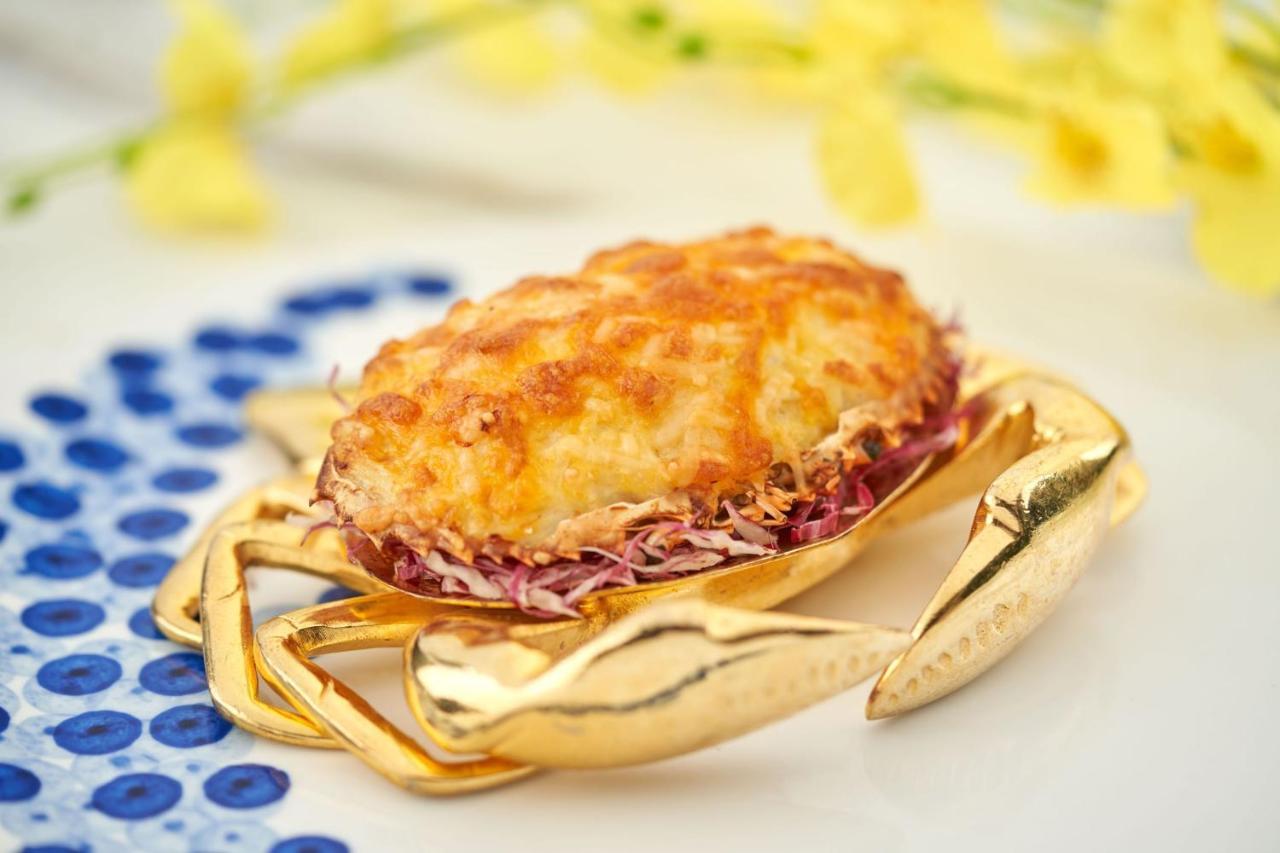 홍콩 골드 코스트 호텔 외부 사진 A crab-shaped crab cake
