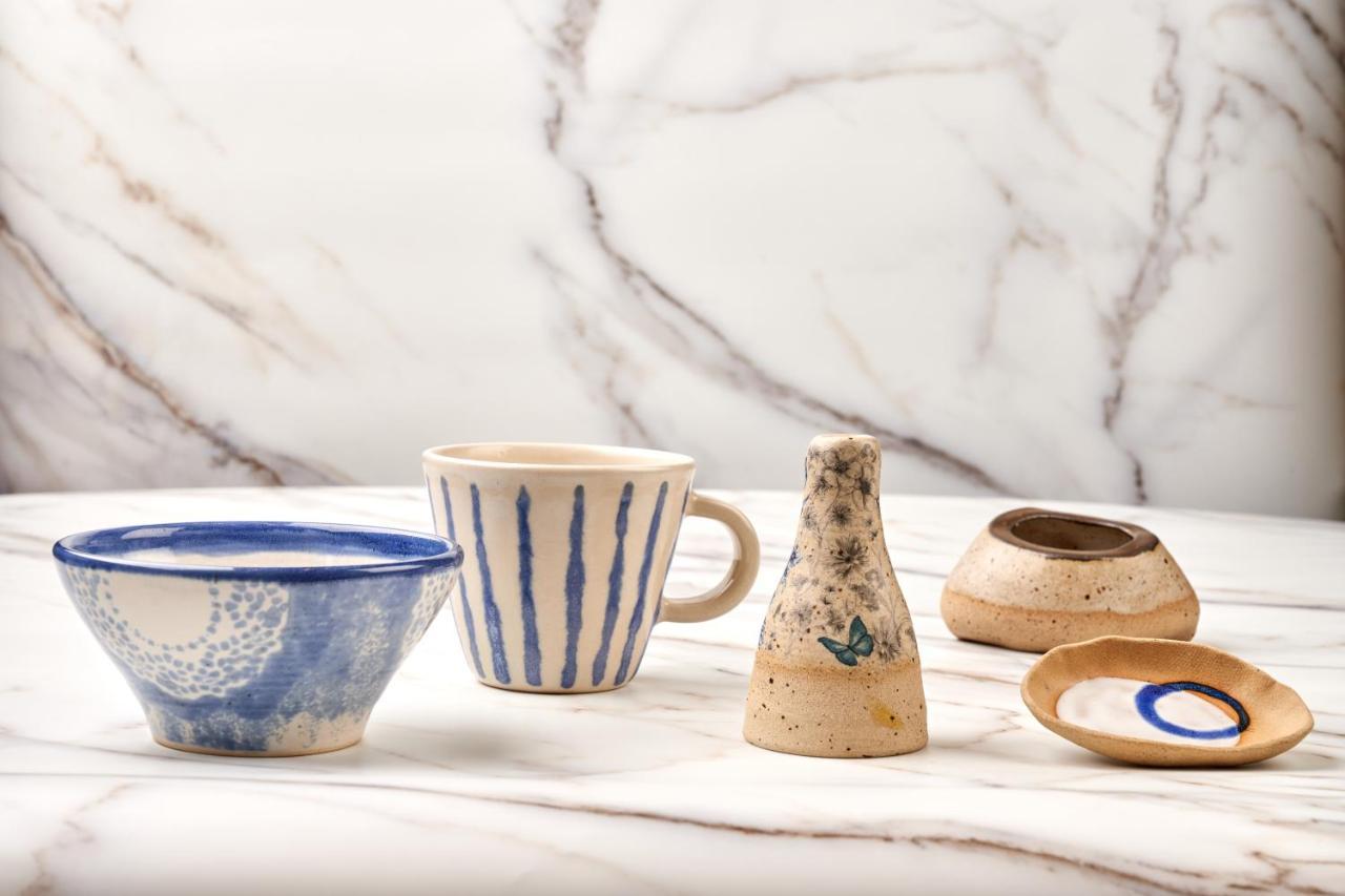 홍콩 골드 코스트 호텔 외부 사진 Ceramic tableware