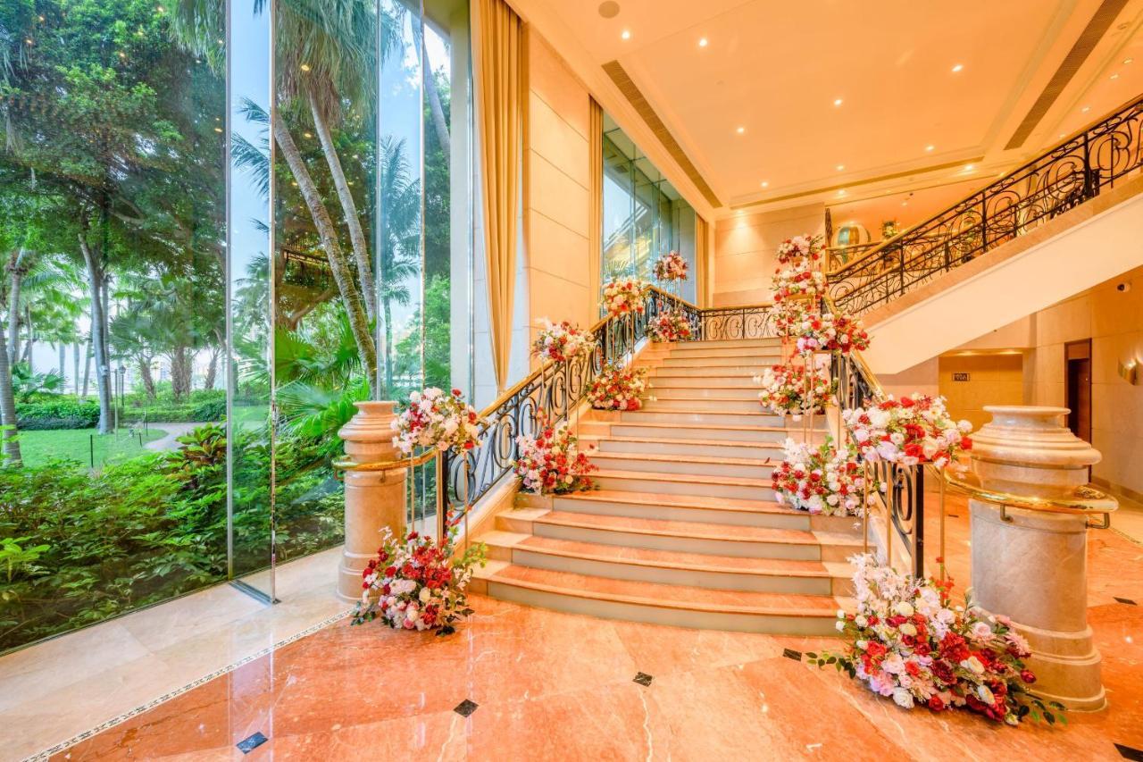 홍콩 골드 코스트 호텔 외부 사진 The staircase at the lobby