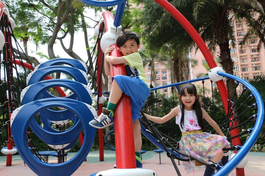 홍콩 골드 코스트 호텔 외부 사진 Children playing on a climbing frame